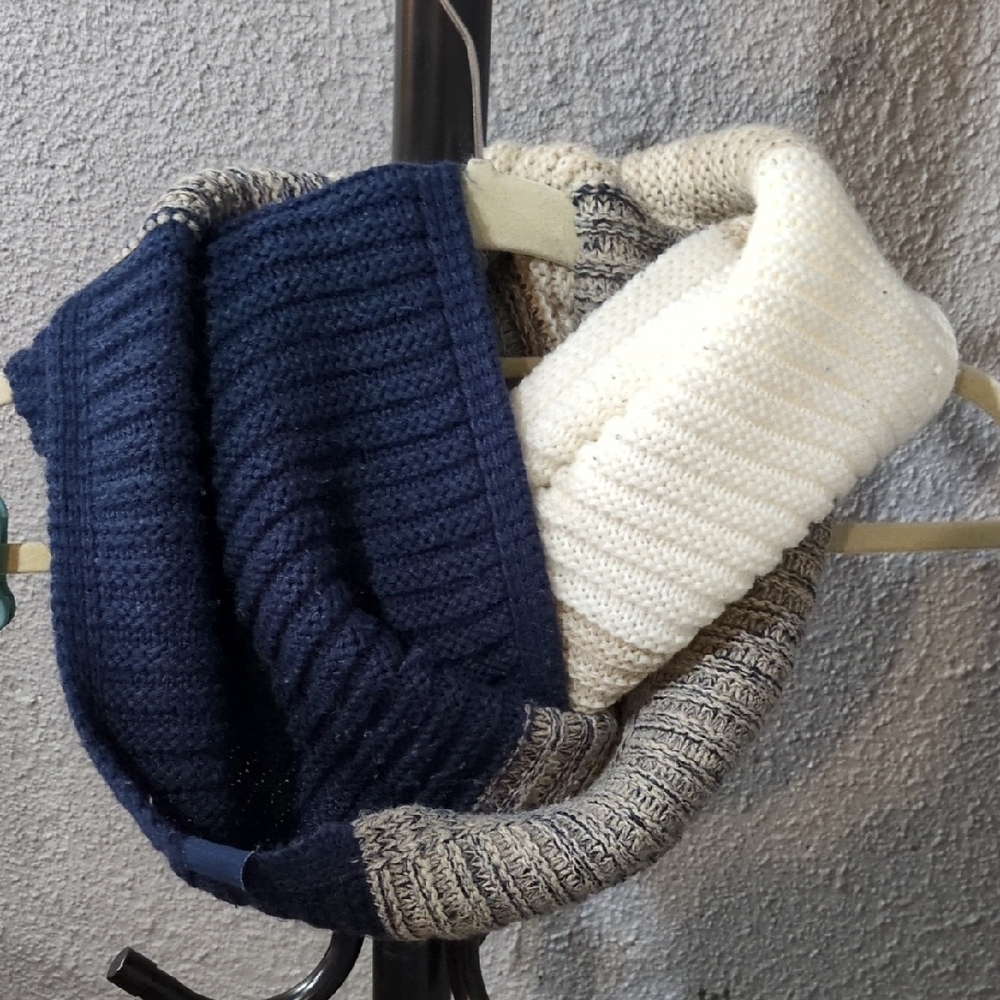 Calvin Klein Navy and Cream Knit Scarf